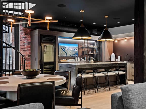 RoofTopPatio–HotTub–FirePit-WetBar-Downtown - Image 2