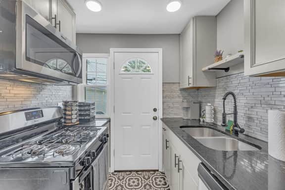 Brooklyn Townhome - Updated Kitchen - Sleeps 4 - Image 2