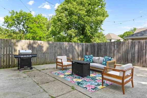 Spacious Home for 10 • Backyard • Sleeps Groups - Image 5