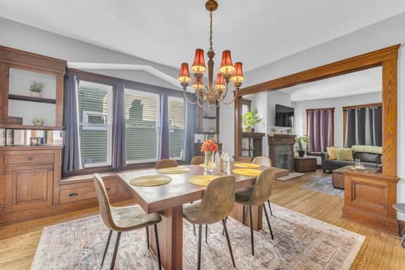 Charming Duplex Near Shaker Square Cleveland - Image 2