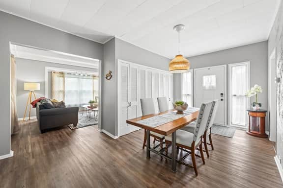 Pet-Friendly - Sleeps 6 - 10 Min to Airport - Image 2