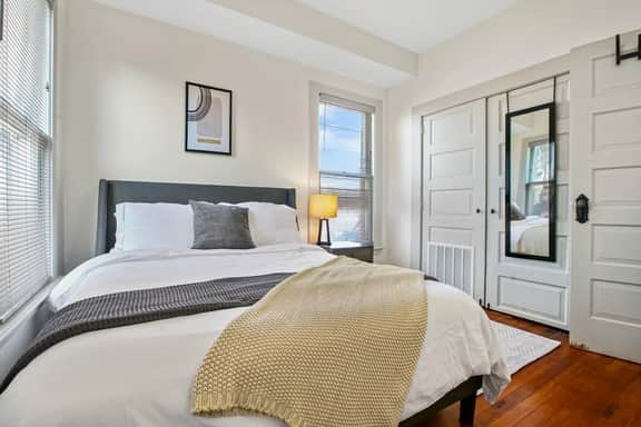 Steps to Cleveland Clinic - Sleeps 3 - Image 4