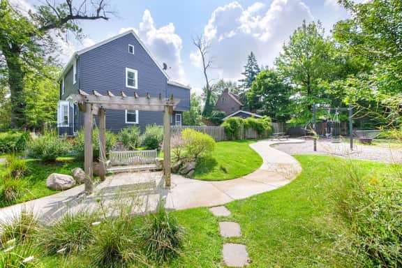 Park-side family retreat with private backyard - Image 4
