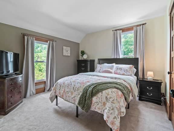 Entire Duplex - Historic District - Sleeps 12 - Image 5