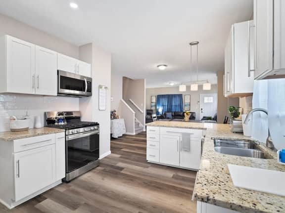 4BR 7 Min to Downtown Great For Groups - Image 4