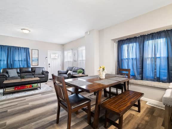 4BR 7 Min to Downtown Great For Groups - Image 2