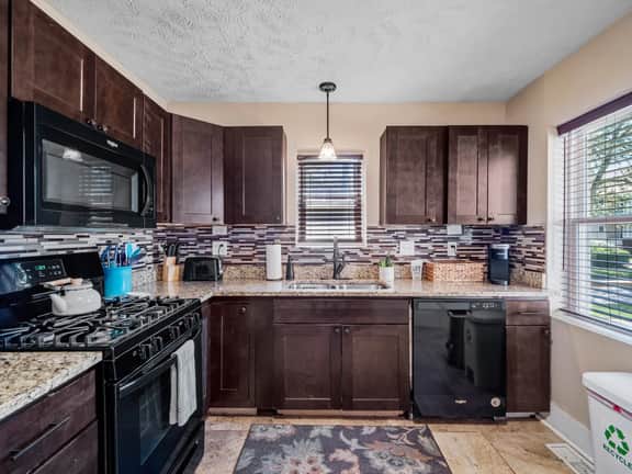 6 Bedroom Entire Duplex for Large Groups! - Image 5