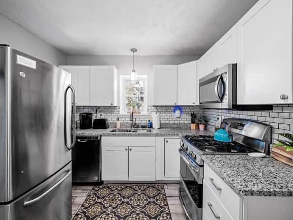 6 Bedroom Entire Duplex for Large Groups! - Image 4